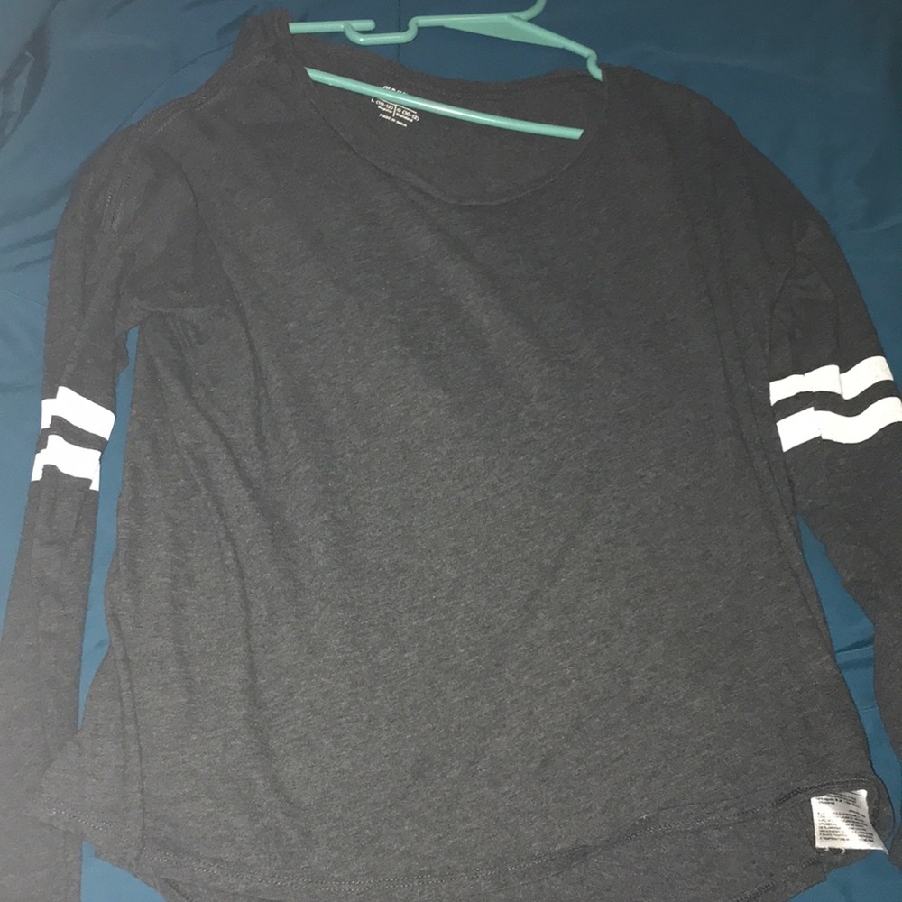 long sleeve kinda cropped shirt